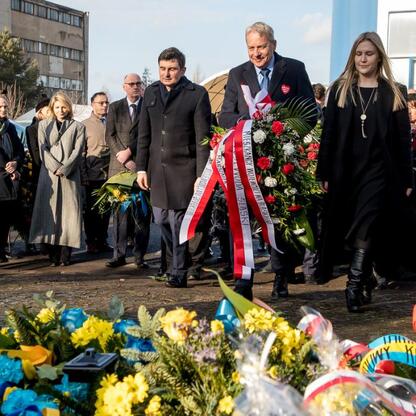 Dignitariusze uczestniczą w uroczystości upamiętniającej 80. rocznicę Tragedii Górnośląskiej. (wygenerowano przez AI)