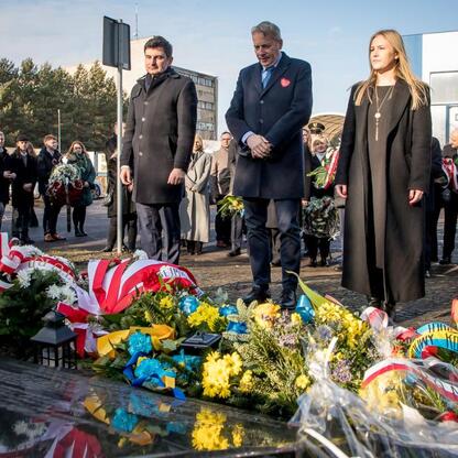 Zapomnijmy o przeszłości, uczcijmy pamięć ofiar. (wygenerowano przez AI)