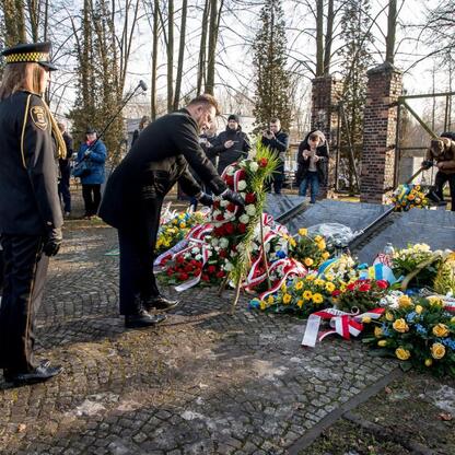 Ceremonia upamiętniająca 80. rocznicę Tragedii Górnośląskiej, gdzie uczestnik kładzie wieniec na pomnik w Bytomiu-Miechowicach. (wygenerowano przez AI)