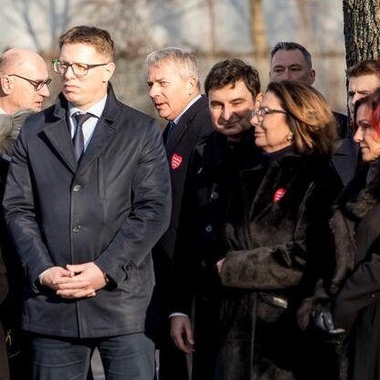 Marszałek Wojciech Saługa uczestniczy w uroczystościach upamiętniających 80. rocznicę Tragedii Górnośląskiej. (wygenerowano przez AI)
