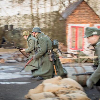 Rekonstrukcja wydarzeń z 1945 r. w Śląsku, upamiętniająca ofiary represji sowieckich. (wygenerowano przez AI)