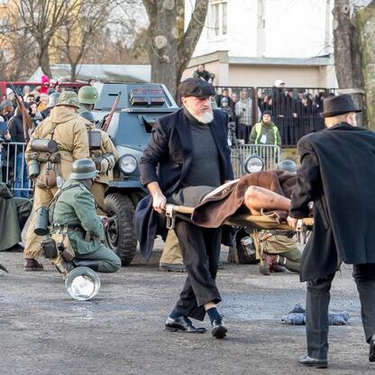 Rekonstrukcja wydarzeń z 1945 roku w ramach obchodów 80. rocznicy Tragedii Górnośląskiej. (wygenerowano przez AI)