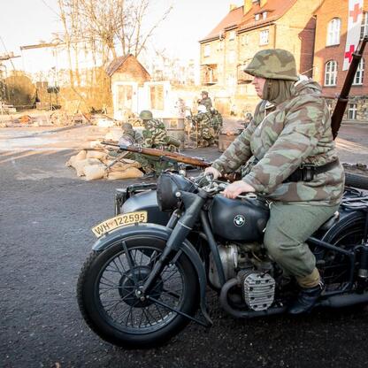 Rekonstrukcja wydarzeń z 1945 r. w Śląsku, uczczenie pamięci ofiar represji. (wygenerowano przez AI)
