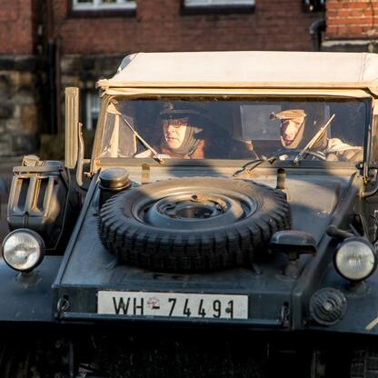 Stary wojskowy pojazd, prawdopodobnie Willys MB, z licencją 