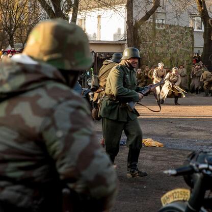 Rekonstrukcja wydarzeń z 1945 r. w Śląsku, upamiętniająca ofiary sowieckiej okupacji. (wygenerowano przez AI)