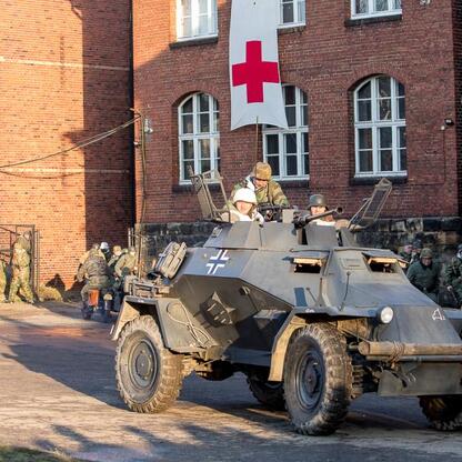 Rekonstrukcja wydarzeń z okresu II wojny światowej, upamiętniająca 80. rocznicę Tragedii Górnośląskiej. (wygenerowano przez AI)