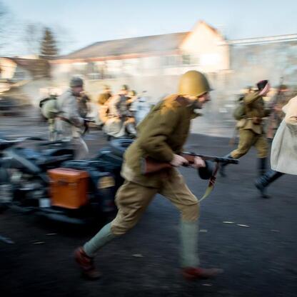 Rekonstrukcja wydarzeń z 1945 r. w Śląsku, upamiętniająca ofiary represji komunistycznych. (wygenerowano przez AI)