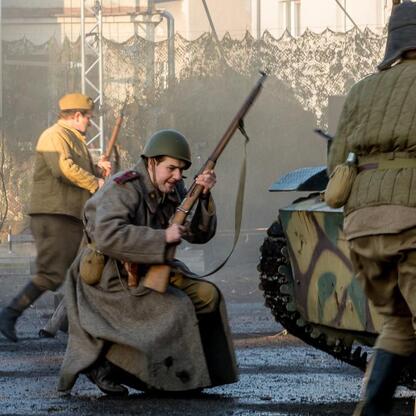Rekonstrukcja wydarzeń z 1945 r. w Śląsku, upamiętniająca ofiary represji komunistycznych. (wygenerowano przez AI)