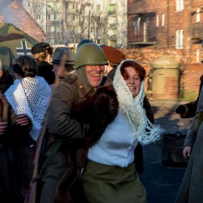 Rekonstrukcja wydarzeń z 1945 r. w Śląsku, upamiętniająca ofiary represji komunistycznych. (wygenerowano przez AI)