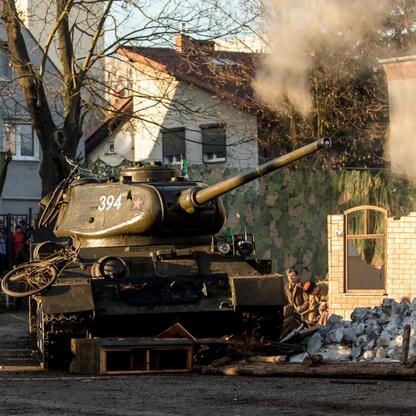 Szturm na obozowy punkt kontrolny w rekonstrukcji Tragedii Górnośląskiej. (wygenerowano przez AI)