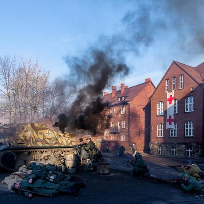 Rekonstrukcja wydarzeń z Tragedii Górnośląskiej, z udziałem żołnierzy i sprzętu wojskowego. (wygenerowano przez AI)