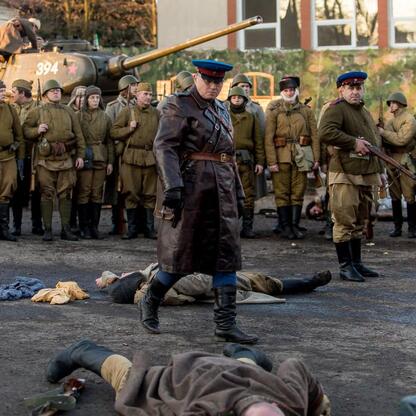 Rekonstrukcja tragicznych wydarzeń z Upper Silesian Tragedy, upamiętniających ofiary sowieckiej przemocy z 1945 roku. (wygenerowano przez AI)
