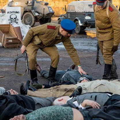 Rekonstrukcja Tragedii Górnośląskiej, upamiętniająca ofiary sowieckiej przemocy z 1945 roku. (wygenerowano przez AI)