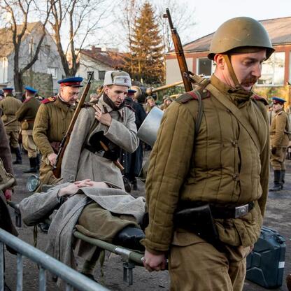 Rekonstrukcja wydarzeń z 1945 r. w Śląsku, uczczenie pamięci ofiar represji. (wygenerowano przez AI)