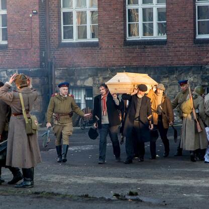 Rekonstrukcja z 1945 r. w Śląsku, upamiętniająca ofiary represji komunistycznych. (wygenerowano przez AI)