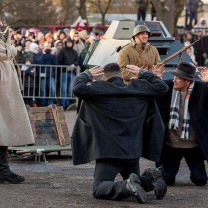Rekonstrukcja wydarzeń z 1945 r. w Śląsku, upamiętniająca ofiary Tragedii Górnośląskiej. (wygenerowano przez AI)