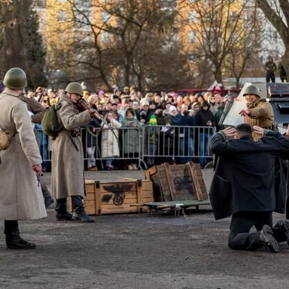 Rekonstrukcja z 1945 roku, upamiętniająca tragiczne wydarzenia w Górnym Śląsku. (wygenerowano przez AI)