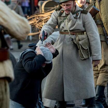 Rekonstrukcja zbrodni z 1945 roku, uczczenie pamięci ofiar Tragedii Górnośląskiej. (wygenerowano przez AI)
