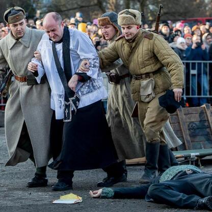 Rekonstrukcja wydarzeń z 1945 r. w Śląsku, upamiętniająca ofiary represji sowieckich. (wygenerowano przez AI)