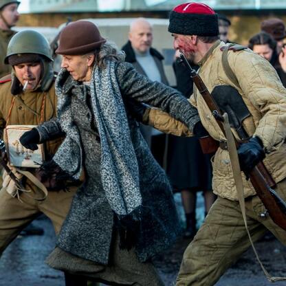 Rekonstrukcja wydarzeń z Tragedii Górnośląskiej, upamiętniająca deportację i mistętowanie ludności cywilnej w 1945 roku. (wygenerowano przez AI)