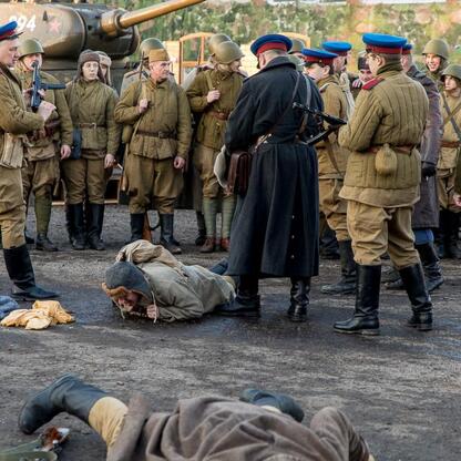 Rekonstrukcja wydarzeń z Tragedii Górnośląskiej, z udziałem żołnierzy w mundurach sowieckich, przedstawiająca dramatyczny moment z 1945 roku. (wygenerowano przez AI)