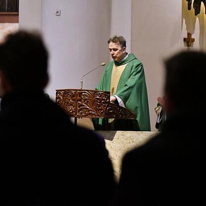 W kościele świętego Chrystusa Króla w Katowicach odbywa się uroczystość 80. rocznicy Tragedii Górnośląskiej. (wygenerowano przez AI)
