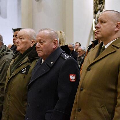Zamknięta ceremonia upamiętniająca 80. rocznicę Tragedii Górnośląskiej, w której uczestniczą przedstawiciele władz i parlamentarzyści. (wygenerowano przez AI)