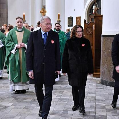 Wojciech Saługa, Marszałek Województwa Śląskiego, uczestniczy w uroczystościach upamiętniających 80. rocznicę Katowickiego Masakru. (wygenerowano przez AI)