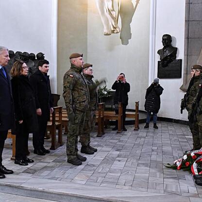 Wojciech Saługa, Marszałek Województwa Śląskiego, uczestniczy w uroczystościach upamiętniających 80. rocznicę Katowickiego Masakru. (wygenerowano przez AI)