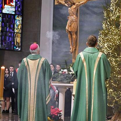 Słupskie święto religijne w kościele, zimowe refleksje nad krucyfiksem. (wygenerowano przez AI)