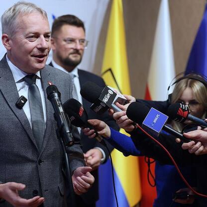 Marszałek Województwa Śląskiego Wojciech Saługa i prezydent Katowic Marcin Krupa prowadzą briefingu prasowego o przejęciu akcji GTL przez samorządy regionu. (wygenerowano przez AI)