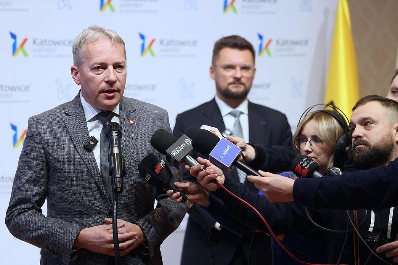 Marszałek Wojciech Saługa omawia przejęcie akcji w Katowice Airport. (wygenerowano przez AI)