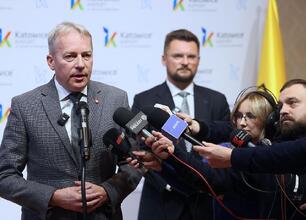 Marszałek Wojciech Saługa omawia przejęcie akcji w Katowice Airport. (wygenerowano przez AI)