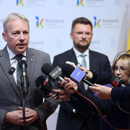 Wojciech Saługa, Marszałek Województwa Śląskiego, i Marcin Krupa, prezydent Katowic, prowadzą briefingu prasowego o przejęciu akcji GTL przez samorządy regionu. (wygenerowano przez AI)