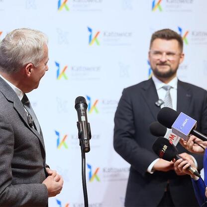 Marszałek Województwa Śląskiego Wojciech Saługa i prezydent Katowic Marcin Krupa prowadzą briefingu prasowego w Katowicach, dotyczącym przejęcia akcji w GTL. (wygenerowano przez AI)