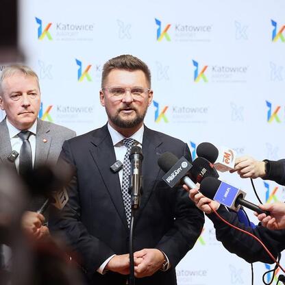 Wojciech Saługa, Marszałek Województwa Śląskiego, i Marcin Krupa, prezydent Katowic, prowadzą briefingu prasowego na lotnisku w Katowicach. (wygenerowano przez AI)
