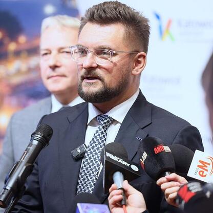 Marszałek Wojciech Saługa przemawia na konferencji prasowej o przejęciu akcji GTL przez samorządy. (wygenerowano przez AI)