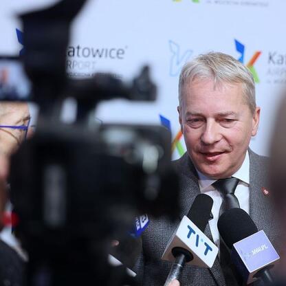 Wojciech Saługa, Marszałek Województwa Śląskiego, i Marcin Krupa, prezydent Katowic, podczas briefingu prasowego na lotnisku w Katowicach. (wygenerowano przez AI)