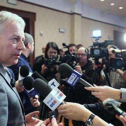 Wojciech Saługa, Marszałek Województwa Śląskiego, i Marcin Krupa, prezydent Katowic, prowadzą briefingu prasowego o przejęciu akcji GTL od Węglokoks. (wygenerowano przez AI)