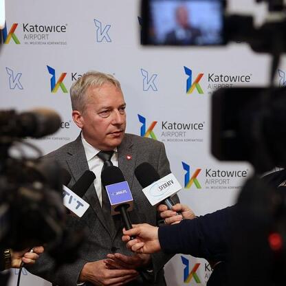 Marszałek Wojciech Saługa omawia przejęcie akcji w Katowice Airport. (wygenerowano przez AI)