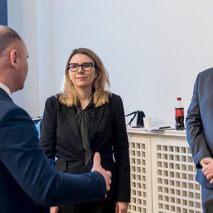Członek Zarządu Województwa Śląskiego Rafał Adamczyk uczestniczy w pierwszej sesji Sejmiku Osób z Niepełnosprawnością Województwa Śląskiego. (wygenerowano przez AI)