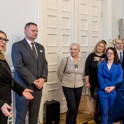 Rafał Adamczyk, członek Zarządu Województwa Śląskiego, prowadzi dyskusję o dostępności w Sejmiku Osób z Niepełnosprawnością. (wygenerowano przez AI)
