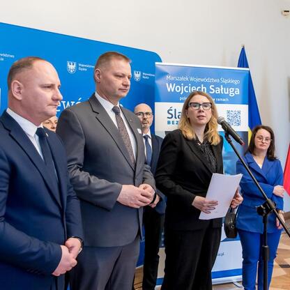 Na zdjęciu: Monika Sikora, podsekretarz stanu w MSFRP, przemawia na sesji Sejmiku Osób z Niepełnosprawnością Województwa Śląskiego. (wygenerowano przez AI)