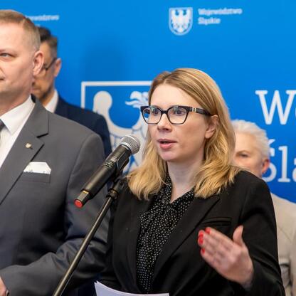Monika Sikora, podsekretarz stanu, przemawia na sesji Sejmiku Osób z Niepełnosprawnością Województwa Śląskiego. (wygenerowano przez AI)