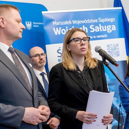 Wojewódzka sesja Sejmiku Osób z Niepełnosprawnością, Monika Sikora i Rafał Adamczyk. (wygenerowano przez AI)