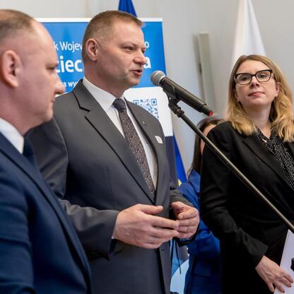 Członek Zarządu Województwa Śląskiego Rafał Adamczyk przemawia na sesji Sejmiku Osób z Niepełnosprawnością Województwa Śląskiego. (wygenerowano przez AI)
