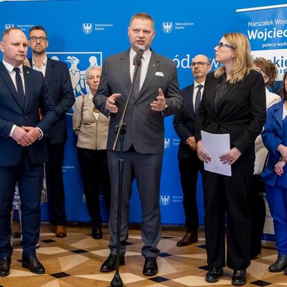 Wojciech Saługa, marszałek Silesia, przemawia na sesji Sejmiku Osób z Niepełnosprawnością. (wygenerowano przez AI)