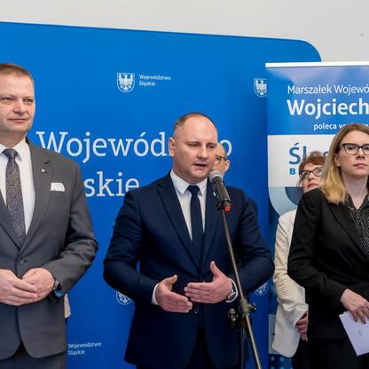 Rafał Adamczyk, członek Zarządu Województwa Śląskiego, uczestniczy w sesji Sejmiku Osób z Niepełnosprawnością Województwa Śląskiego. (wygenerowano przez AI)