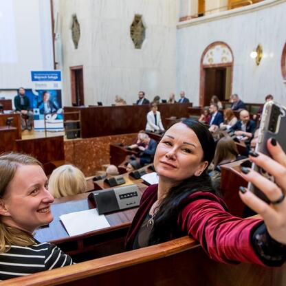 Sejmik Osób z Niepełnosprawnością Województwa Śląskiego, pierwsza sesja 2024-2031, uczestnicy w rozmowach i selfie. (wygenerowano przez AI)