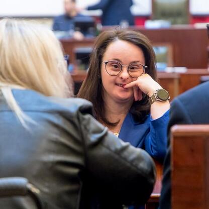 W czasie pierwszej sesji Sejmiku Osób z Niepełnosprawnością Województwa Śląskiego, Monika Sikora, podsekretarz stanu w Ministerstwie Funduszy i Polityki Regionalnej, podkreślała znaczenie dialogu i do (wygenerowano przez AI)
